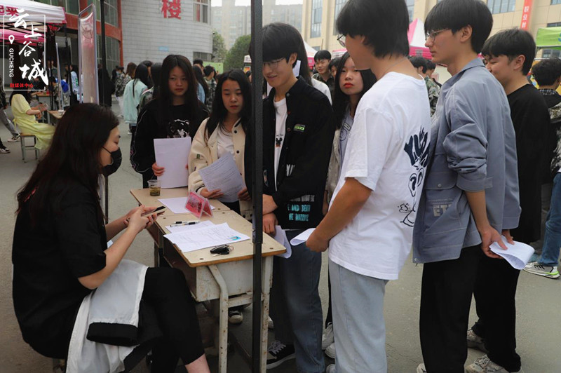 赋能未来 谷城职教中心举办2022届毕业生就业推介会暨信息技术咨询服务活动